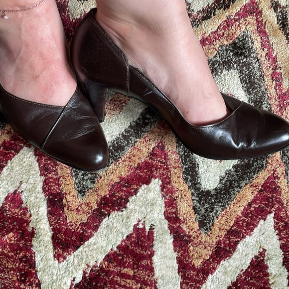 VINTAGE HAND MADE IN CANADA GENUINE BROWN LEATHER PUMPS - Picture 15 of 17